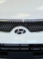 AVS Bugflector II Hood Shield - Smoke Hyundai Veracruz High Profile 2007-2011                                     - 25943 - Image 2