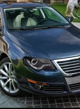 Spec-D Halo Projector Headlights w/ R8 Style LED Light Strip (Matte Black Housing/Clear Lens) Volkswagen Passat 2006-2010                                     - LHP-PAS05JM-8-TM - Image 10