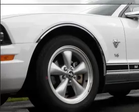 Quality Automotive Accessories 4-Piece Stainless Steel Wheel Well Accent Trim Ford Mustang 2-Door Coupe Convertible 2005-2009